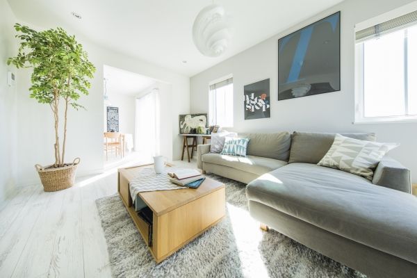 インターデコハウス新潟/エクセレントホーム 大好きな北欧雑貨に囲まれた空間が毎日を明るく彩る。真っ白な空間にカラフルなインテリアが映えるお家の建築実例画像