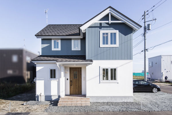 インターデコハウス新潟/エクセレントホーム 大好きな北欧雑貨に囲まれた空間が毎日を明るく彩る。真っ白な空間にカラフルなインテリアが映えるお家の建築実例画像2