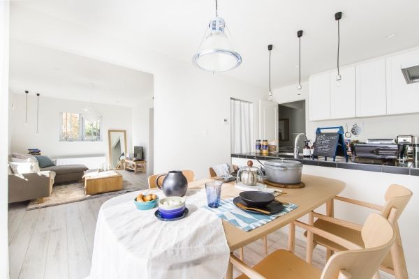 インターデコハウス新潟/エクセレントホーム 大好きな北欧雑貨に囲まれた空間が毎日を明るく彩る。真っ白な空間にカラフルなインテリアが映えるお家の建築実例画像4