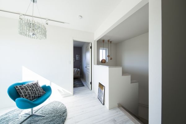 インターデコハウス新潟/エクセレントホーム 大好きな北欧雑貨に囲まれた空間が毎日を明るく彩る。真っ白な空間にカラフルなインテリアが映えるお家の建築実例画像7