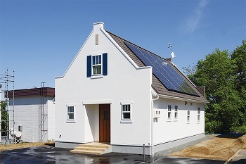 インターデコハウス新潟/エクセレントホーム 三角屋根のかわいい外観に、エコも考えた機能的な家の建築実例画像