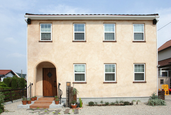 インターデコハウス新潟/エクセレントホーム アンティークな南仏スタイル。タイルキッチンが映える家の建築実例画像