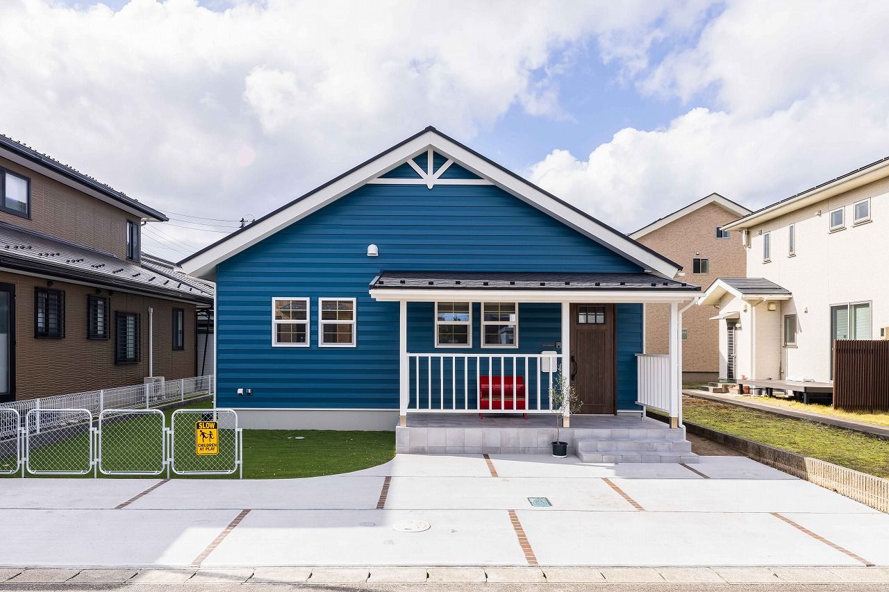 インターデコハウス新潟/エクセレントホーム 遊びにきた友人が「私らしい家だね」と褒めてくれる！ビビットカラーが際立つアメリカンスタイルの平屋の建築実例画像1