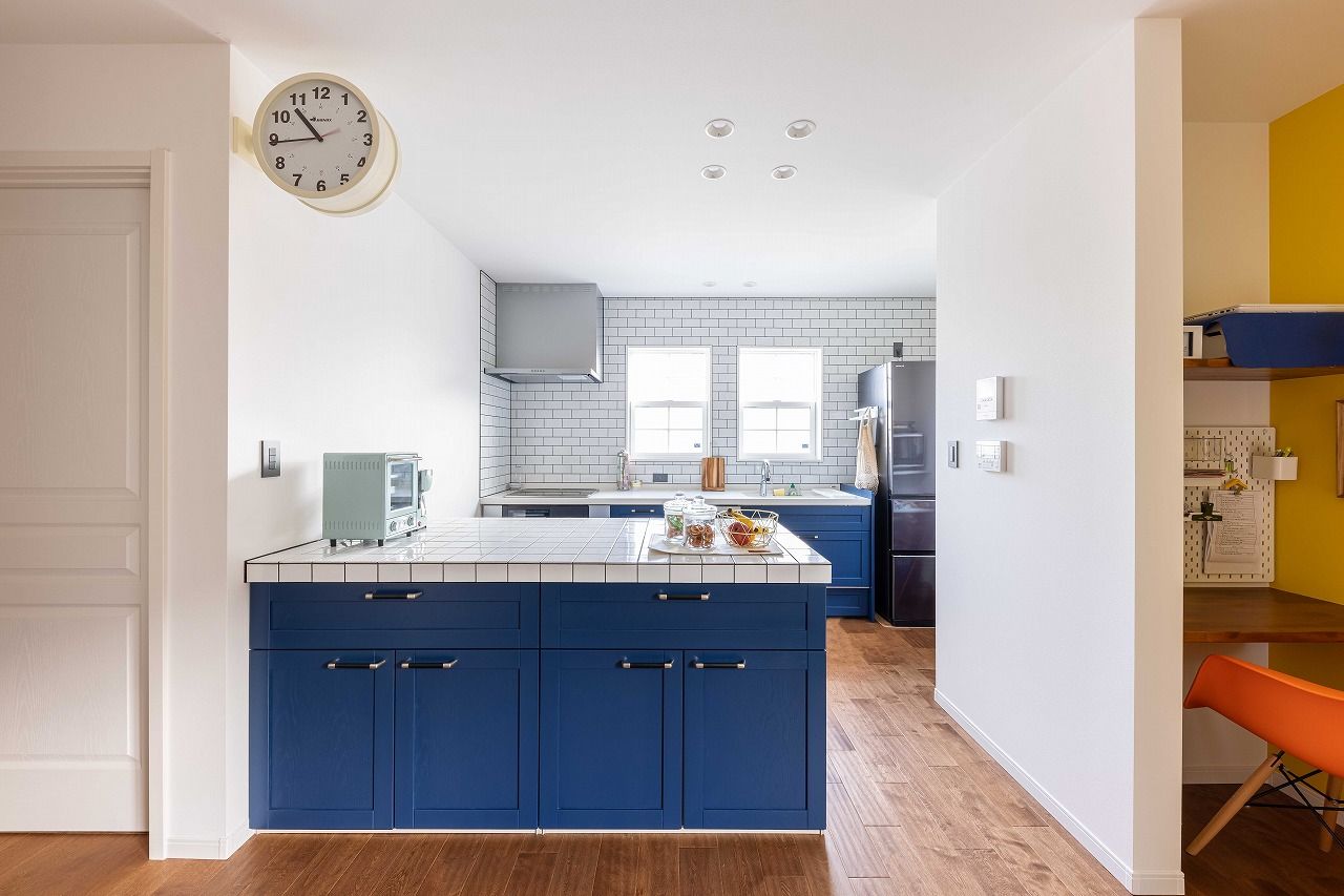 インターデコハウス新潟/エクセレントホーム 遊びにきた友人が「私らしい家だね」と褒めてくれる！ビビットカラーが際立つアメリカンスタイルの平屋の建築実例画像2