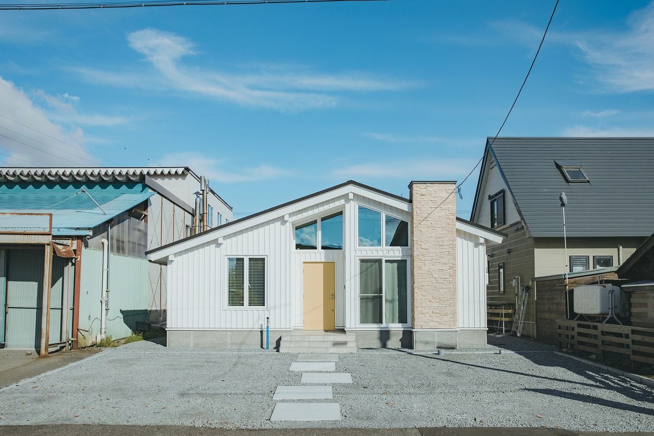 インターデコハウス新潟/エクセレントホーム ヘリンボーンの床が大空間に引き立つカリフォルニアのカジュアルなミッドセンチュリーがテーマの平屋の建築実例画像1