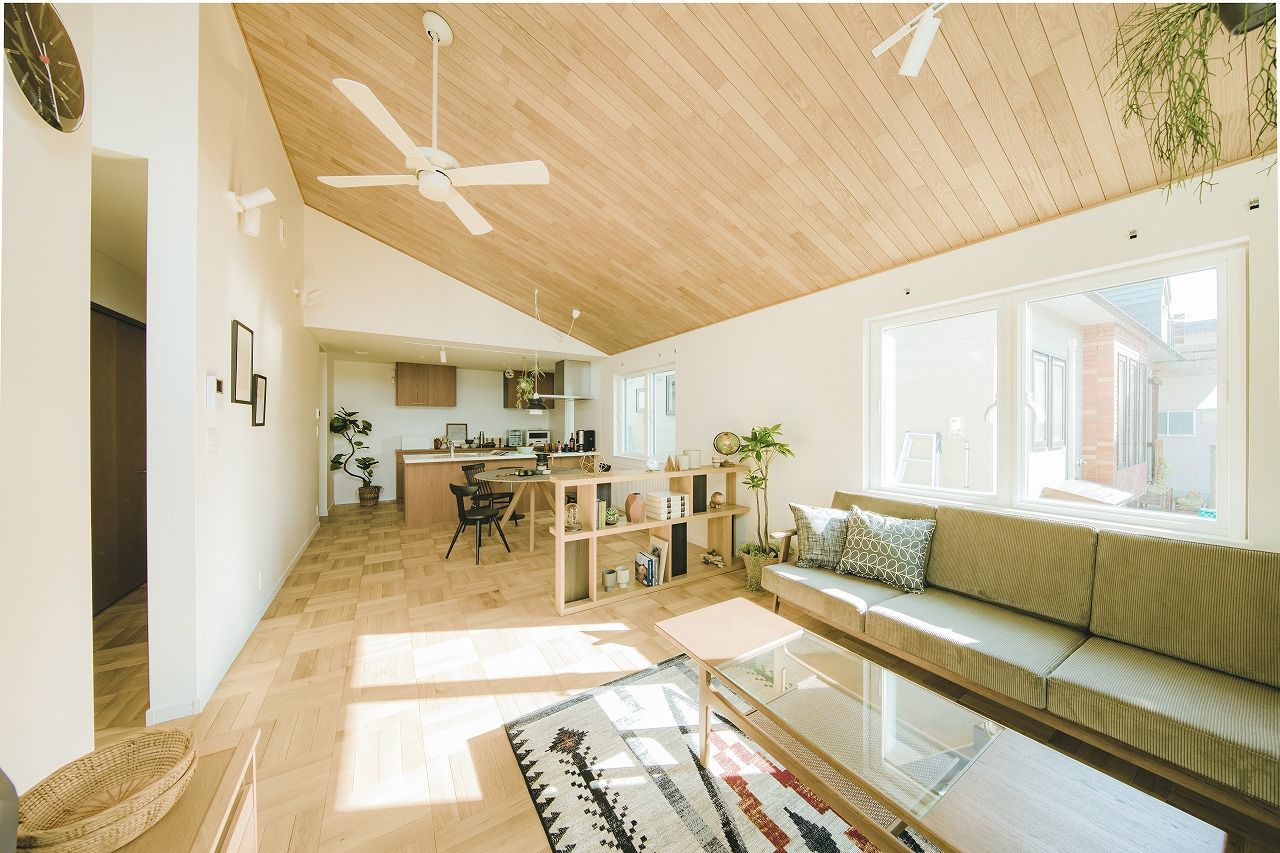 インターデコハウス新潟/エクセレントホーム ヘリンボーンの床が大空間に引き立つカリフォルニアのカジュアルなミッドセンチュリーがテーマの平屋の建築実例画像2