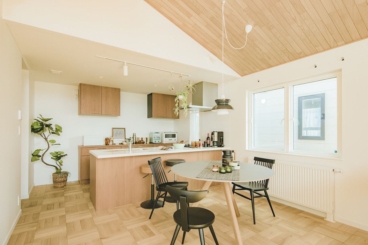 インターデコハウス新潟/エクセレントホーム ヘリンボーンの床が大空間に引き立つカリフォルニアのカジュアルなミッドセンチュリーがテーマの平屋の建築実例画像3