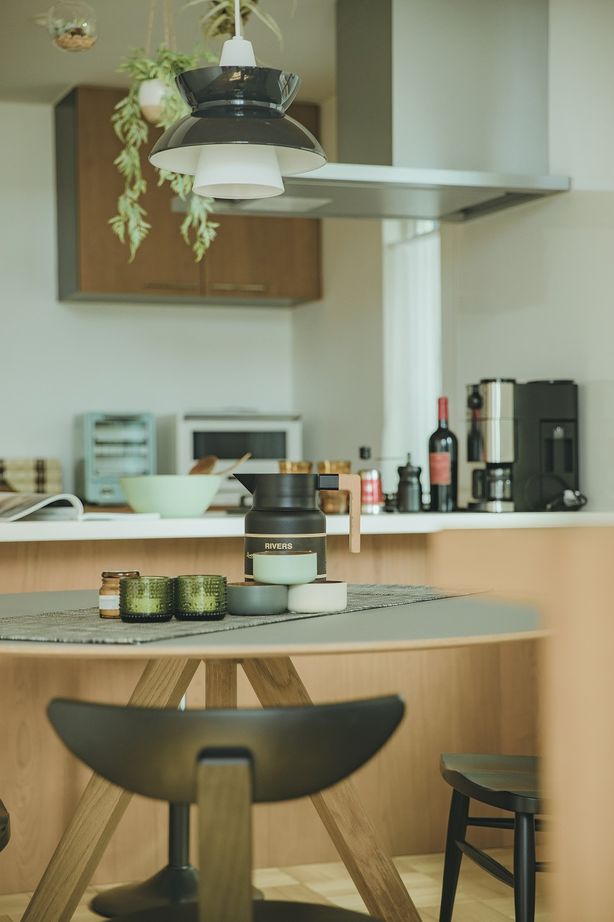 インターデコハウス新潟/エクセレントホーム ヘリンボーンの床が大空間に引き立つカリフォルニアのカジュアルなミッドセンチュリーがテーマの平屋の建築実例画像4