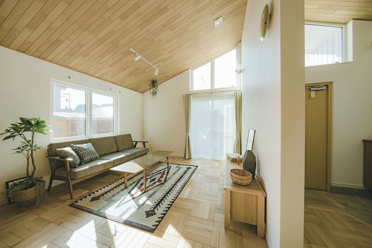 インターデコハウス新潟/エクセレントホーム ヘリンボーンの床が大空間に引き立つカリフォルニアのカジュアルなミッドセンチュリーがテーマの平屋の建築実例画像5