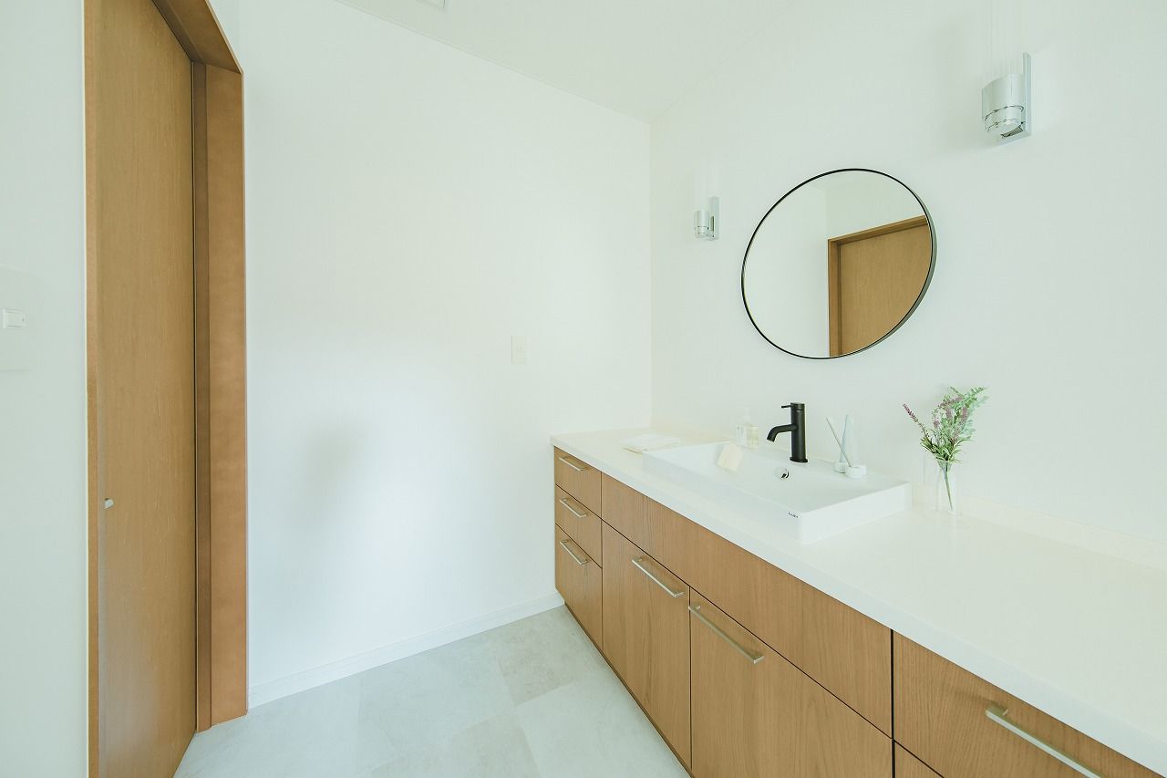 インターデコハウス新潟/エクセレントホーム ヘリンボーンの床が大空間に引き立つカリフォルニアのカジュアルなミッドセンチュリーがテーマの平屋の建築実例画像8