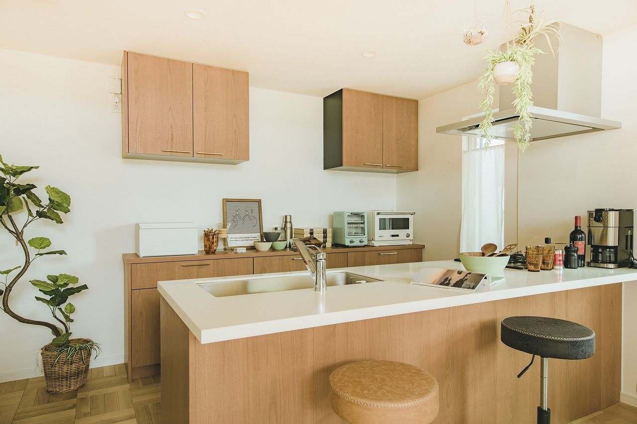 インターデコハウス新潟/エクセレントホーム ヘリンボーンの床が大空間に引き立つカリフォルニアのカジュアルなミッドセンチュリーがテーマの平屋の建築実例画像9