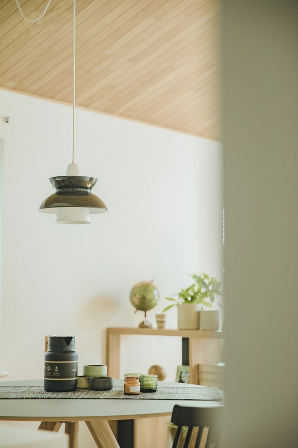 インターデコハウス新潟/エクセレントホーム ヘリンボーンの床が大空間に引き立つカリフォルニアのカジュアルなミッドセンチュリーがテーマの平屋の建築実例画像10