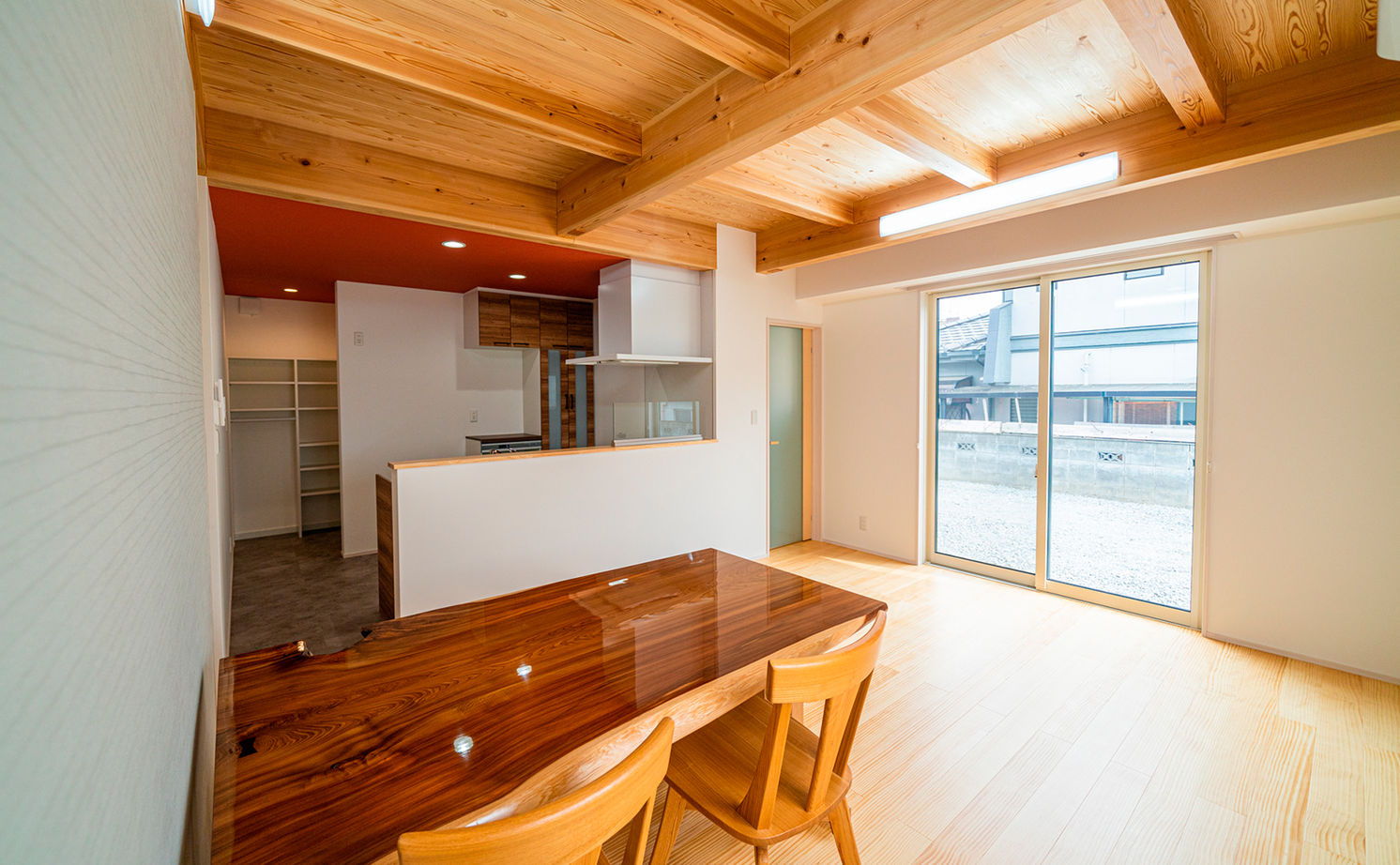 木の家専門店 たてみ 【1795万円｜間取り図有】高耐久な無垢の木で建てたZEH。キレイが長持ちするガルバリウム外壁の格好いい家の建築実例画像2