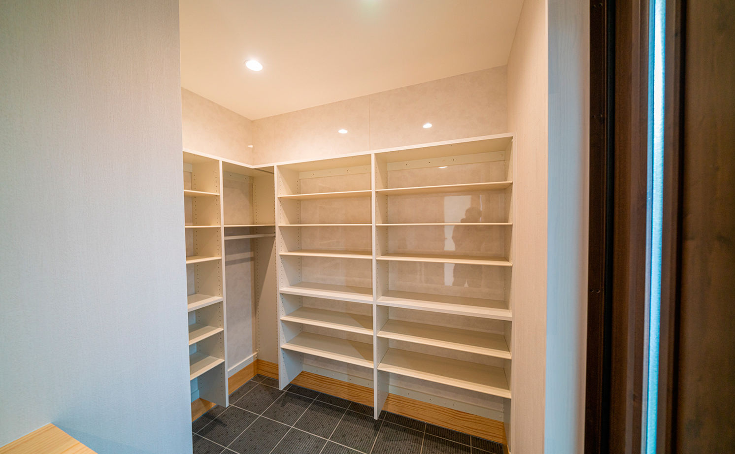 木の家専門店 たてみ 【1795万円｜間取り図有】高耐久な無垢の木で建てたZEH。キレイが長持ちするガルバリウム外壁の格好いい家の建築実例画像4