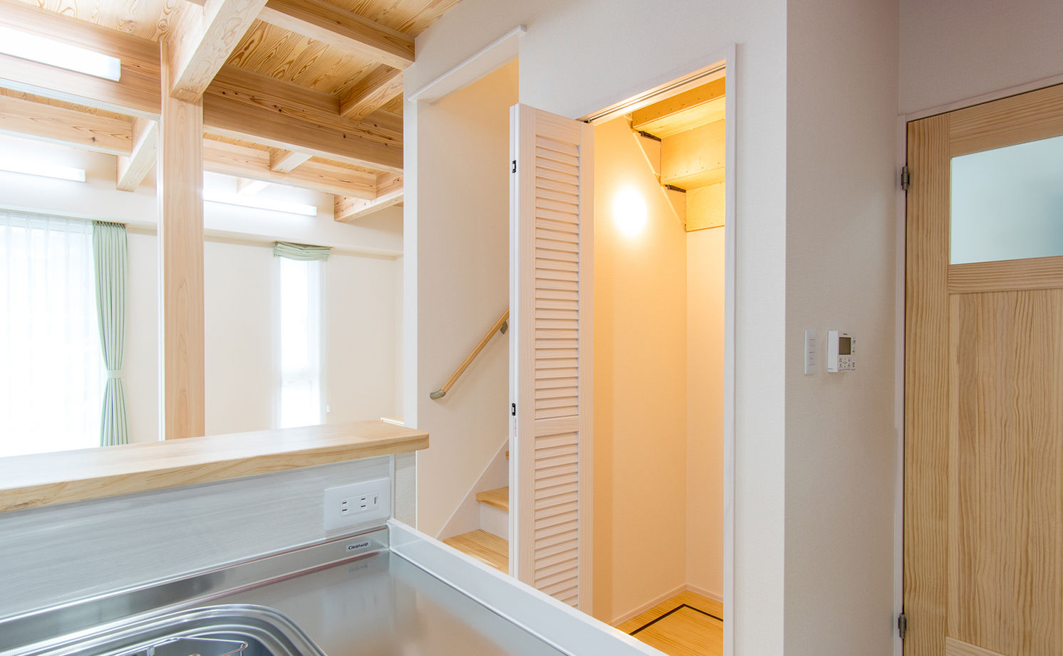 木の家専門店 たてみ 【2240万円｜間取り図有】大黒柱に刻んだ子どもの成長記録に幸せを感じる、国産無垢材で建てられたZEHの家の建築実例画像6