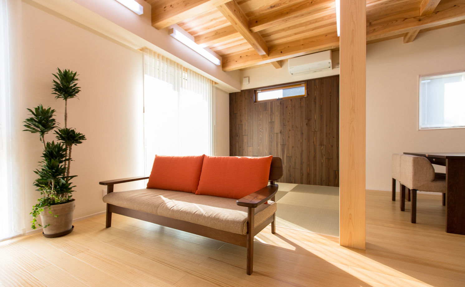 木の家専門店 たてみ 【1918万円｜間取り図有】“無垢の木づくし”の内装と、スタイリッシュな白い外観が美しく調和する家の建築実例画像2