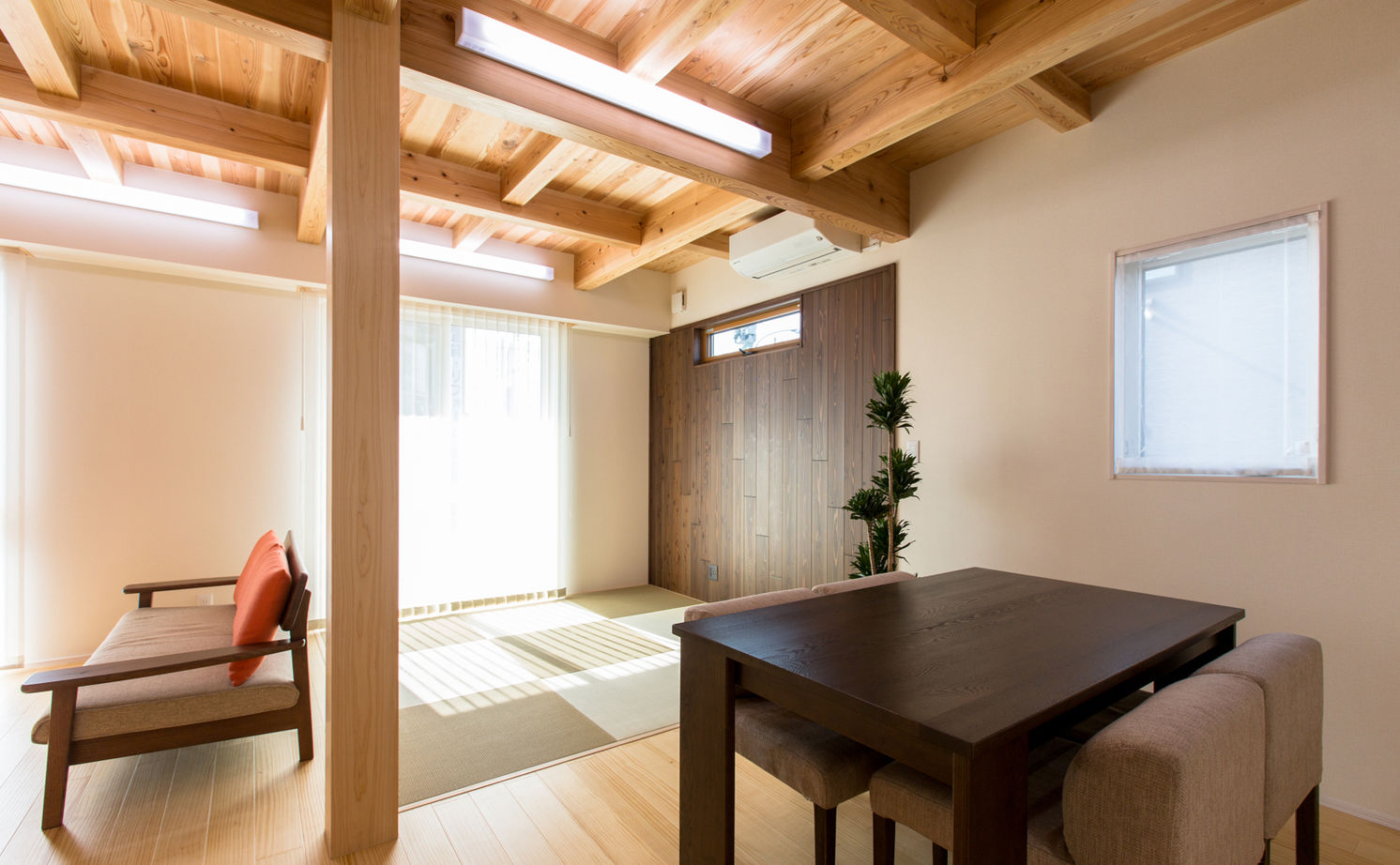 木の家専門店 たてみ 【1918万円｜間取り図有】“無垢の木づくし”の内装と、スタイリッシュな白い外観が美しく調和する家の建築実例画像3