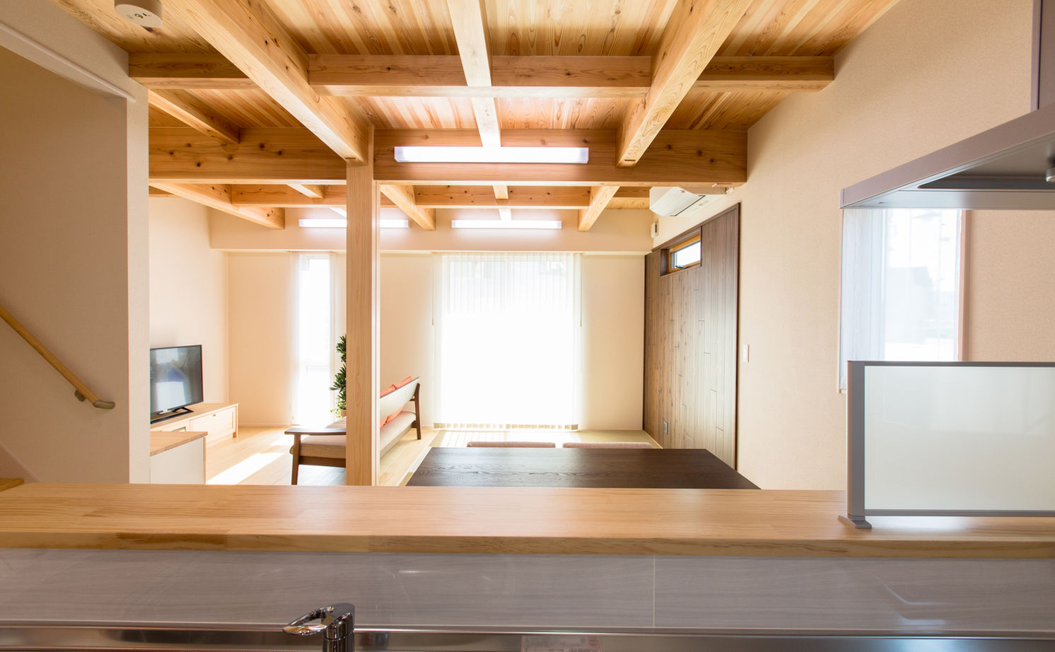 木の家専門店 たてみ 【1918万円｜間取り図有】“無垢の木づくし”の内装と、スタイリッシュな白い外観が美しく調和する家の建築実例画像4