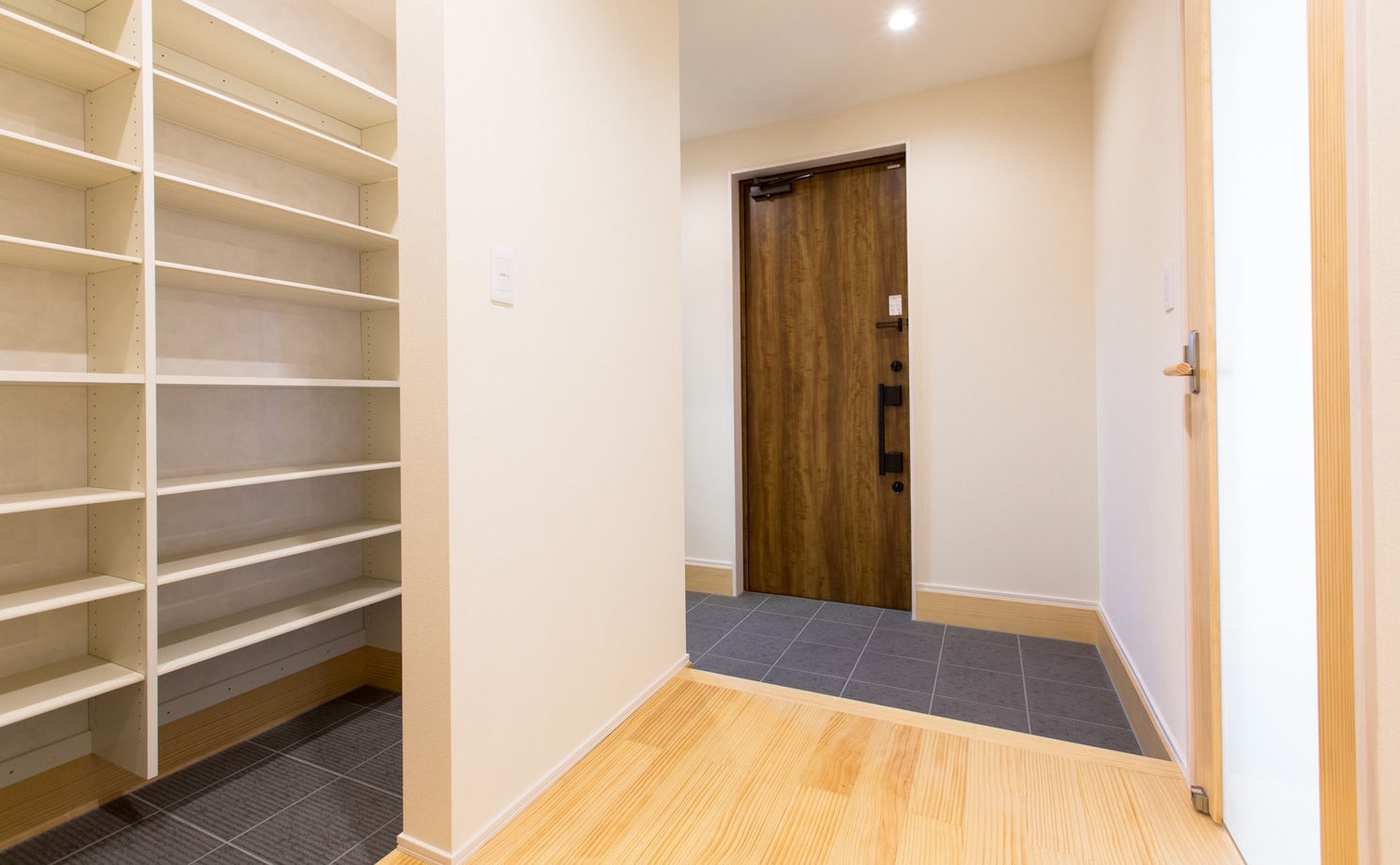 木の家専門店 たてみ 【1918万円｜間取り図有】“無垢の木づくし”の内装と、スタイリッシュな白い外観が美しく調和する家の建築実例画像9