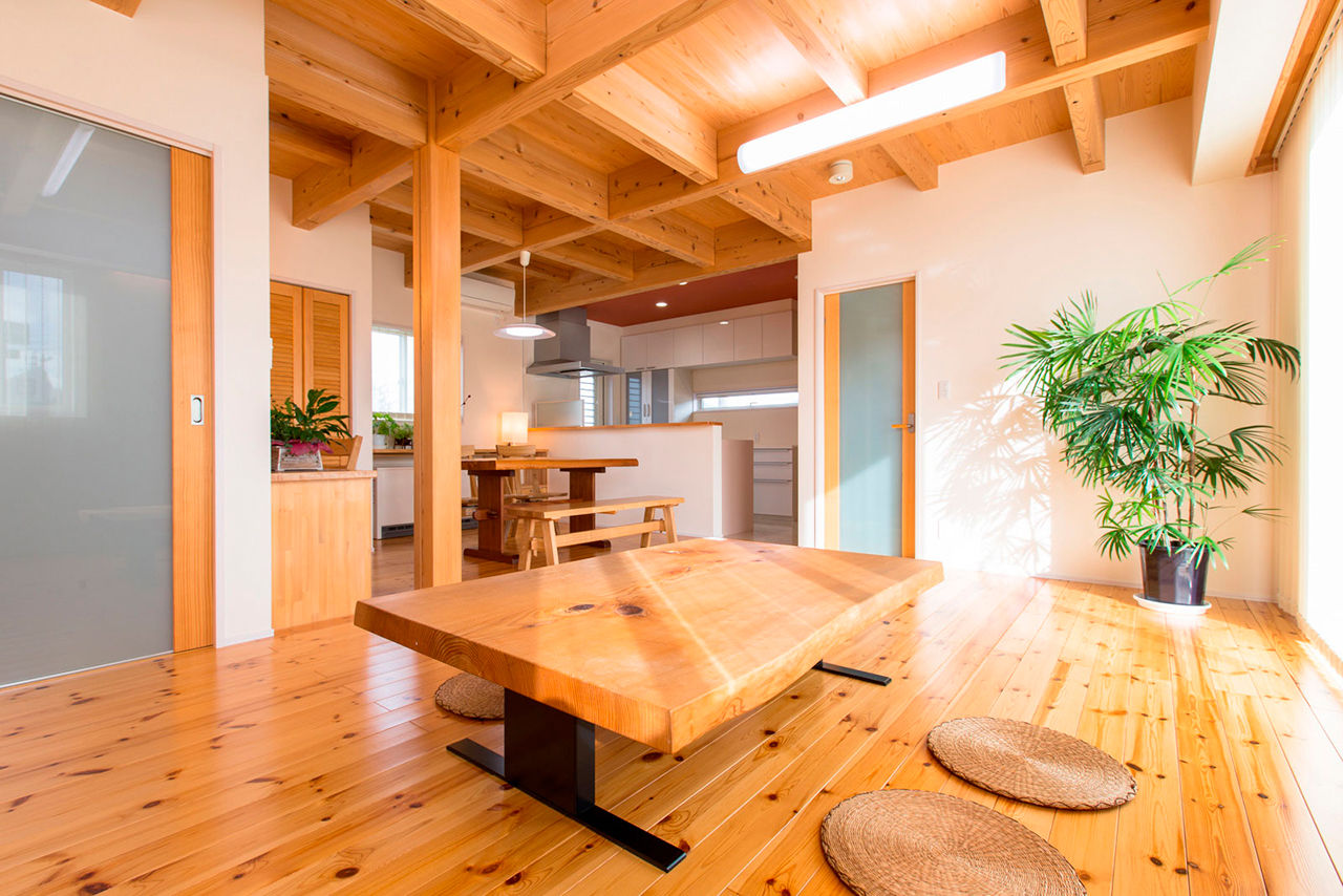 木の家専門店 たてみ 【2440万円｜間取り図有】広々LDKとデッキが繋がる開放的な無垢の家。嘘やごまかしがない明朗価格も魅力の建築実例画像2