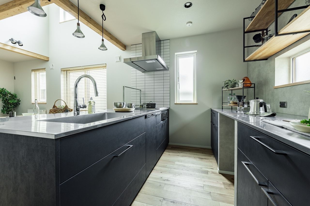 ナチュリエ新潟/エクセレントホーム 魅せるアウトドアギアと隠す生活感をしっかり分ける、明るくスタイリッシュな家の建築実例画像3