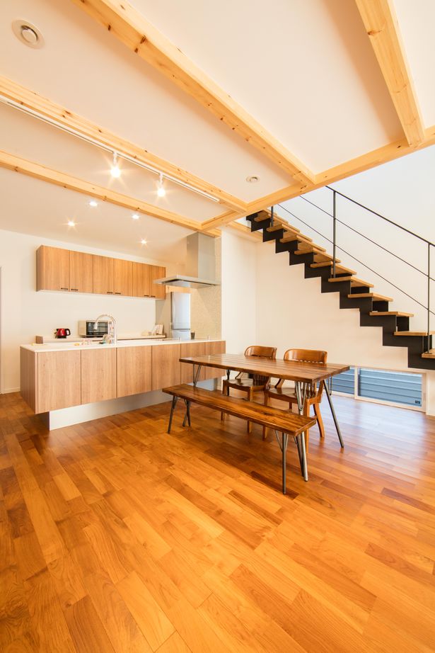 紀の国住宅 無垢フローリングの床にアイアンフレームのリビング階段、木のデザインが優しいLDKの建築実例画像2