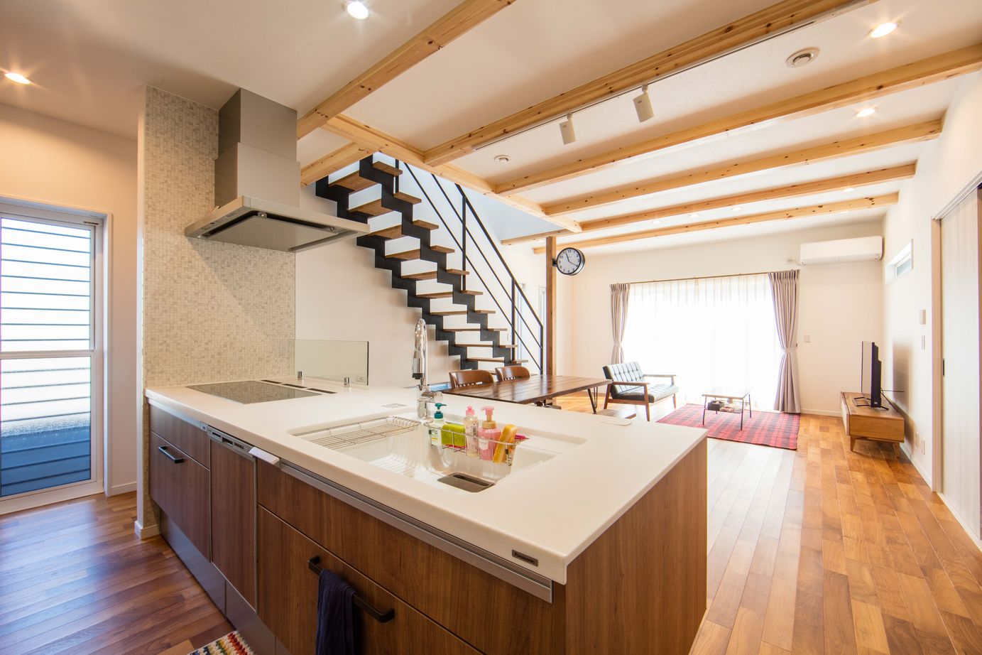 紀の国住宅 無垢フローリングの床にアイアンフレームのリビング階段、木のデザインが優しいLDKの建築実例画像3