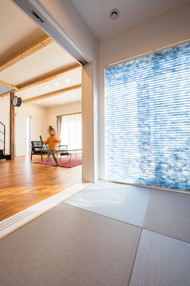 紀の国住宅 無垢フローリングの床にアイアンフレームのリビング階段、木のデザインが優しいLDKの建築実例画像4