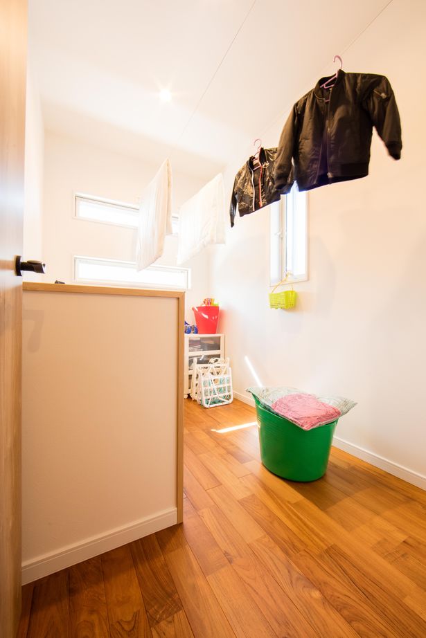 紀の国住宅 無垢フローリングの床にアイアンフレームのリビング階段、木のデザインが優しいLDKの建築実例画像5