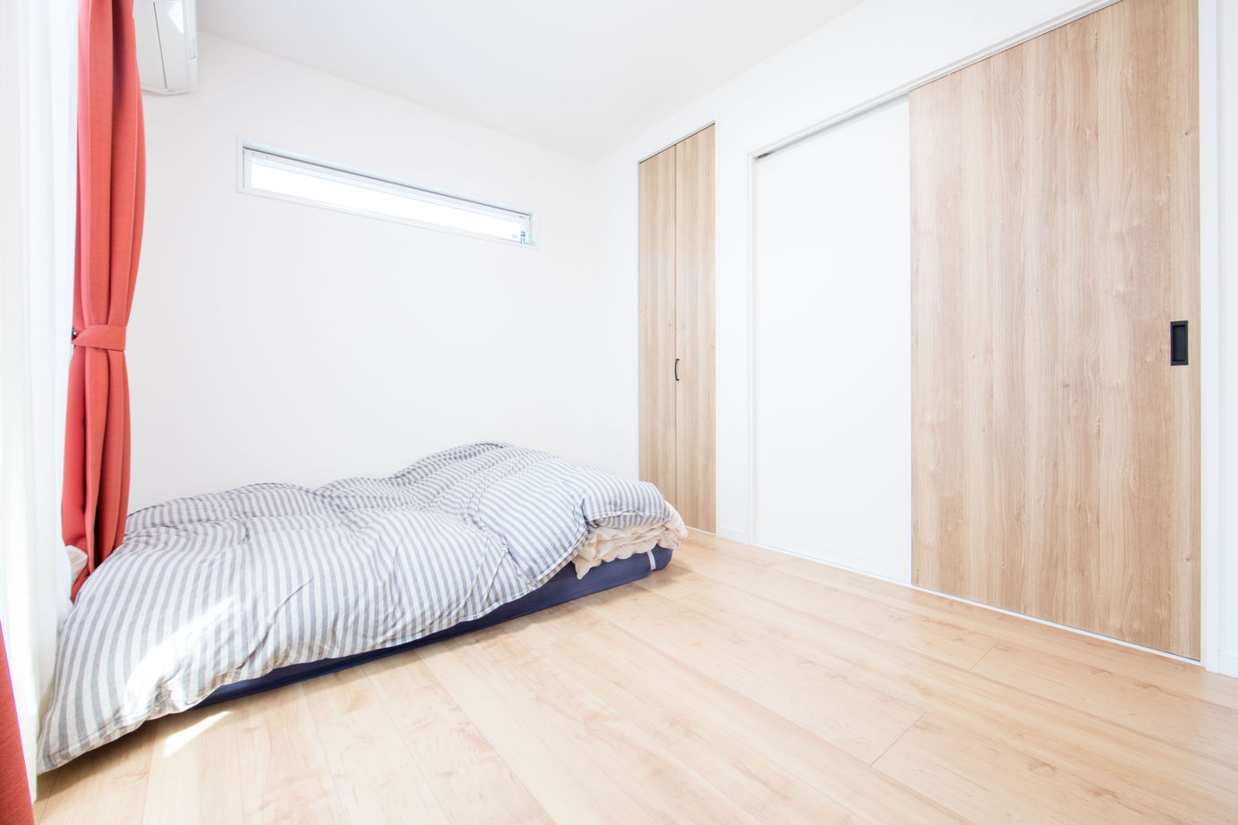 紀の国住宅 無垢フローリングの床にアイアンフレームのリビング階段、木のデザインが優しいLDKの建築実例画像6