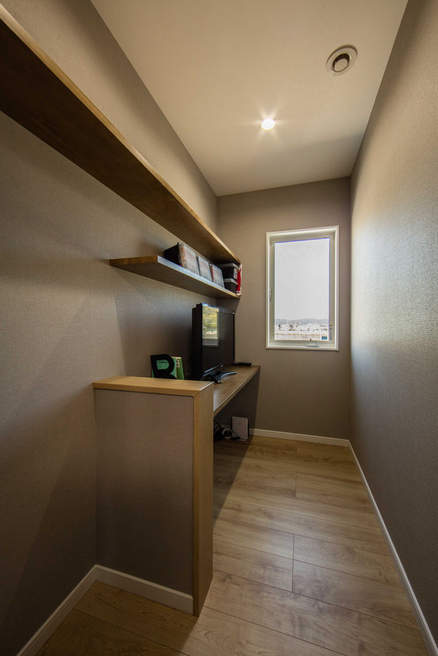 紀の国住宅 無垢フローリングの床にアイアンフレームのリビング階段、木のデザインが優しいLDKの建築実例画像7