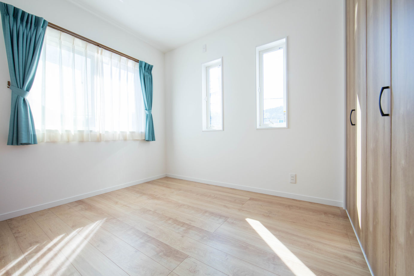 紀の国住宅 無垢フローリングの床にアイアンフレームのリビング階段、木のデザインが優しいLDKの建築実例画像8