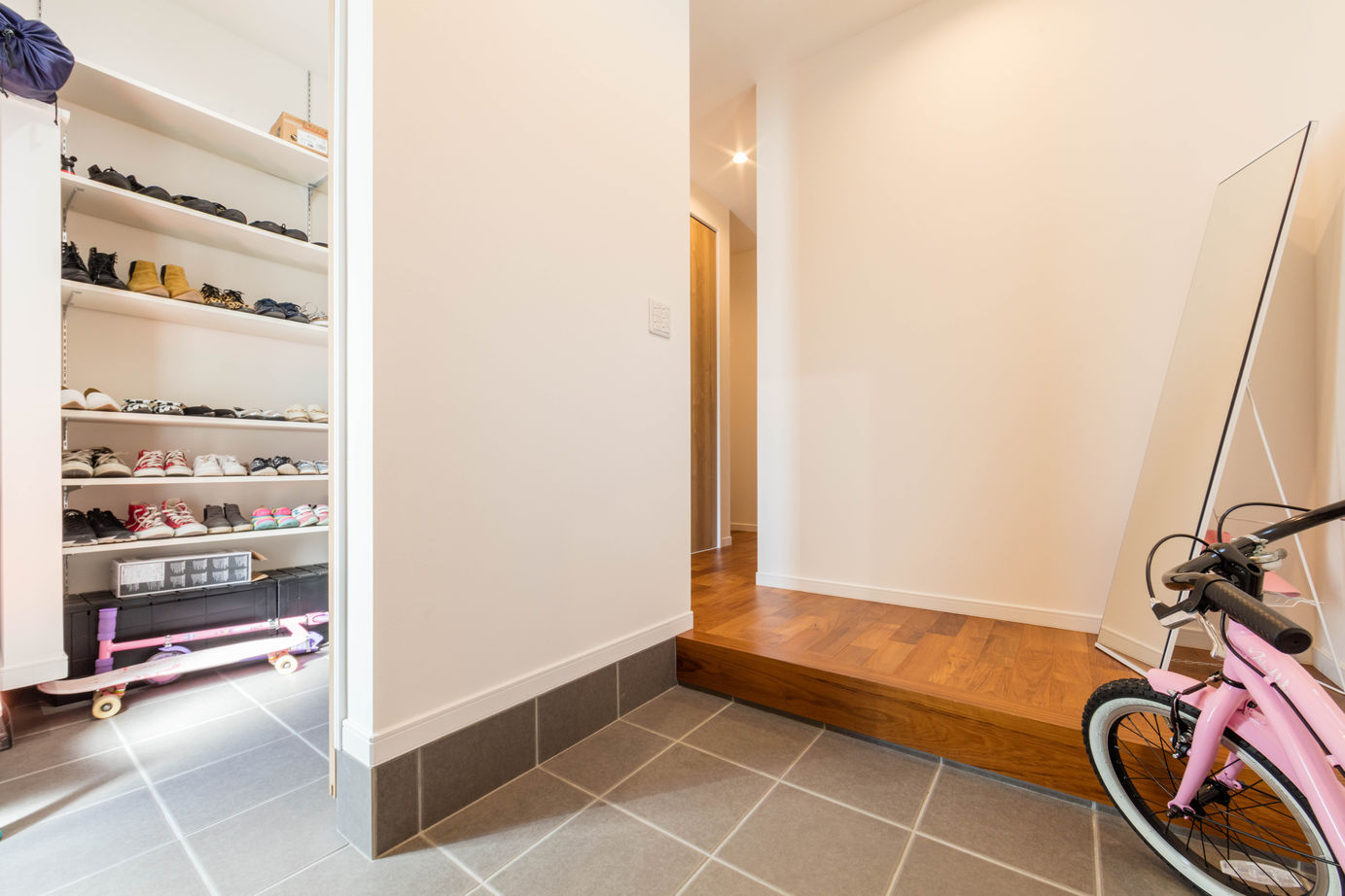 紀の国住宅 無垢フローリングの床にアイアンフレームのリビング階段、木のデザインが優しいLDKの建築実例画像9