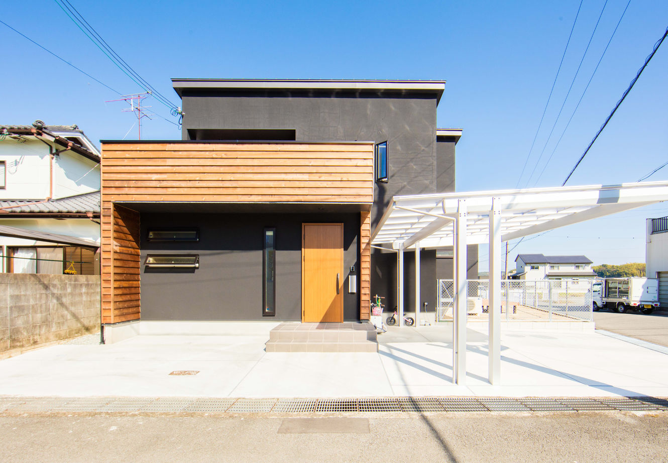 紀の国住宅 無垢フローリングの床にアイアンフレームのリビング階段、木のデザインが優しいLDKの建築実例画像10