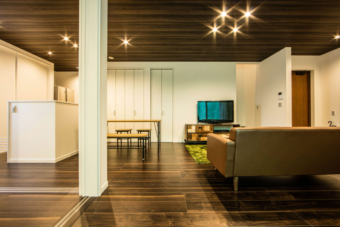 紀の国住宅 LDKは土間続きの開放的なワンフロア。収納の多さと裏動線が快適な四角い箱の家の建築実例画像2