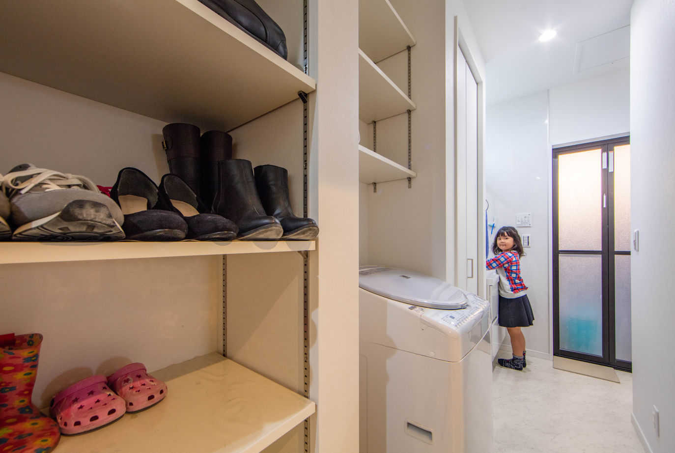 紀の国住宅 LDKは土間続きの開放的なワンフロア。収納の多さと裏動線が快適な四角い箱の家の建築実例画像5