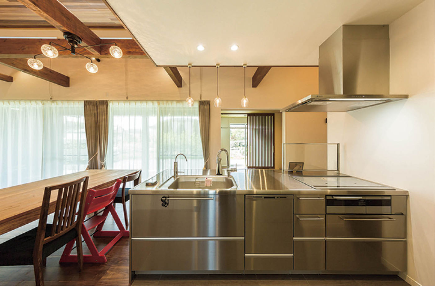 紀の国住宅 洗濯に掃除、毎日の家事が快適 動線にこだわった平屋の住まいの建築実例画像2