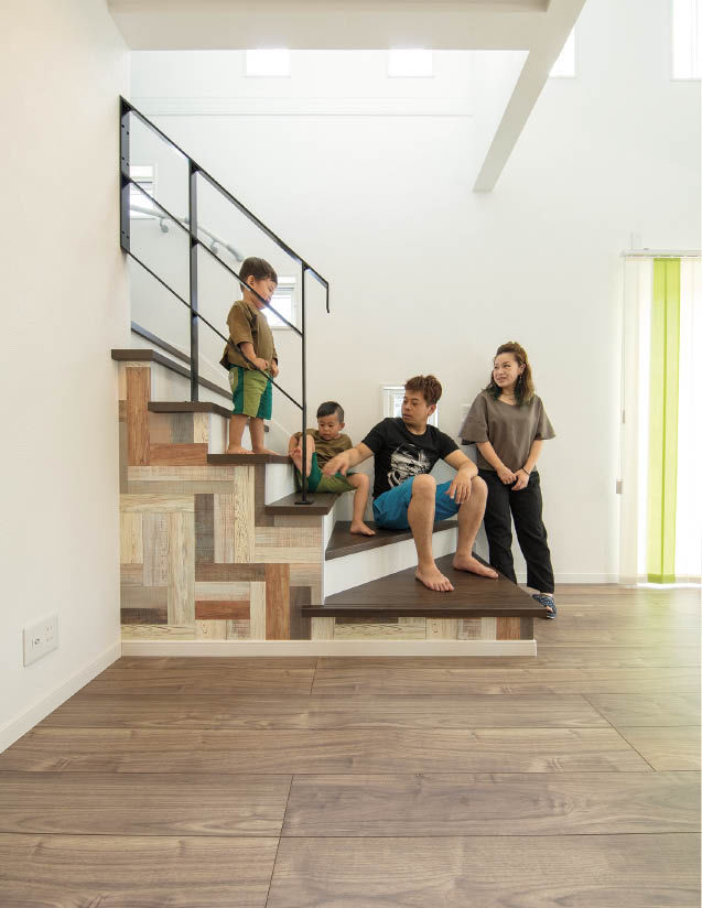 紀の国住宅 床や壁の柄、建具のデザインで個性を追求したカジュアルな家の建築実例画像2