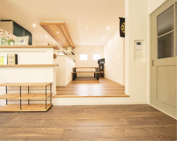 紀の国住宅 床や壁の柄、建具のデザインで個性を追求したカジュアルな家の建築実例画像3