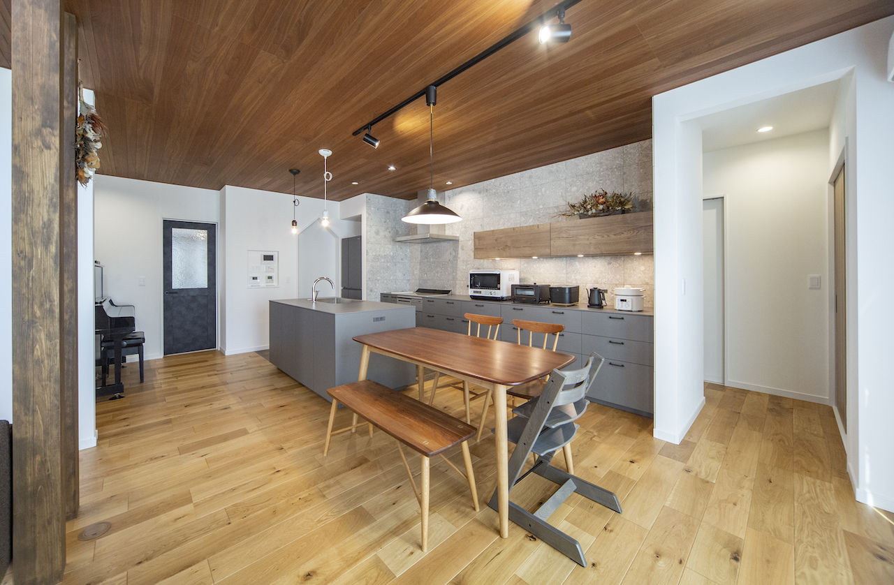 紀の国住宅 【和歌山県/間取り有】色や素材、造作にこだわって。家事動線や温熱性能に優れたオンリーワンデザインの家の建築実例画像1