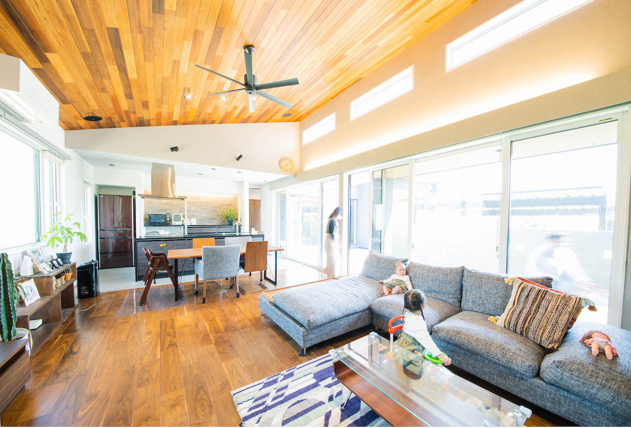 紀の国住宅 【和歌山県/2000万円台/間取り有】南側の大開口や高い勾配天井が開放的。山の眺望と太陽の光を導く平屋の家の建築実例画像2