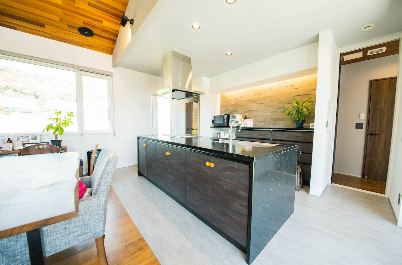 紀の国住宅 【和歌山県/2000万円台/間取り有】南側の大開口や高い勾配天井が開放的。山の眺望と太陽の光を導く平屋の家の建築実例画像3