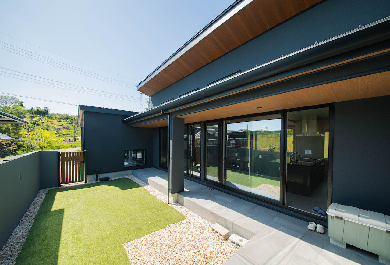 紀の国住宅 【和歌山県/2000万円台/間取り有】南側の大開口や高い勾配天井が開放的。山の眺望と太陽の光を導く平屋の家の建築実例画像6