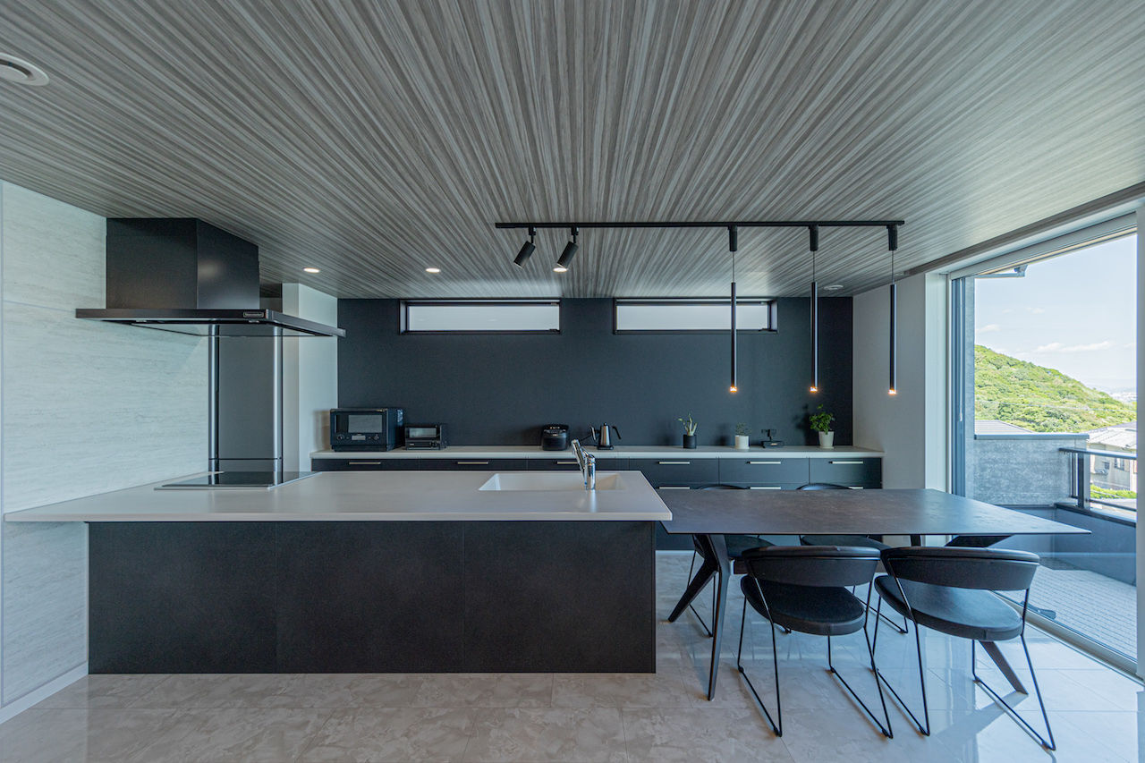 紀の国住宅 【和歌山県/間取り有】眺望と暮らしやすい動線を大切に。LDKから海の絶景を望むリゾートホテルのような家の建築実例画像3