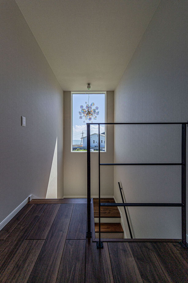 紀の国住宅 【和歌山県/間取り有】眺望と暮らしやすい動線を大切に。LDKから海の絶景を望むリゾートホテルのような家の建築実例画像5