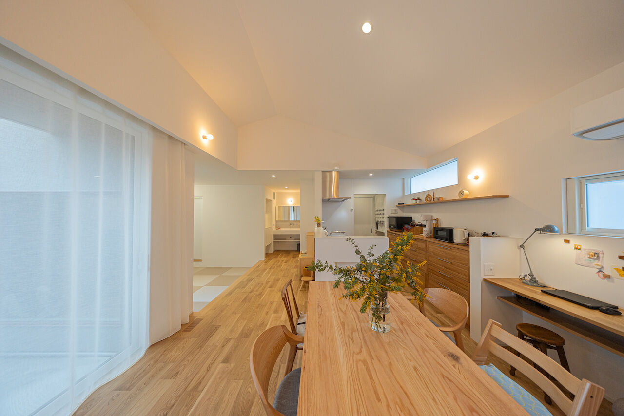 紀の国住宅 【和歌山/間取図有】理想の間取りを夫婦で検討。美しさを追求した無垢でプレーンな平屋の住まいの建築実例画像2