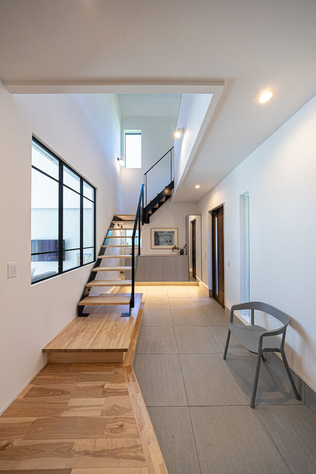 紀の国住宅 【和歌山/間取り図有】眺望や素材感を大切に。快適に暮らせる工夫が詰まった三角屋根の住まいの建築実例画像2