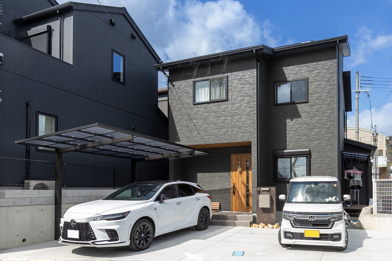 紀の国住宅 【和歌山/間取り図有】アクセントクロス使いが秀逸。黒いキッチンが映える開放的な住まいの建築実例画像