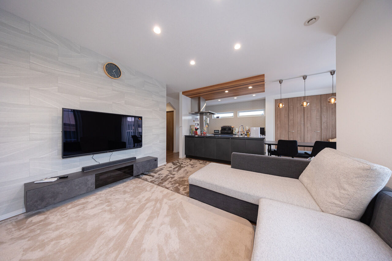 紀の国住宅 【和歌山/間取り図有】アクセントクロス使いが秀逸。黒いキッチンが映える開放的な住まいの建築実例画像2