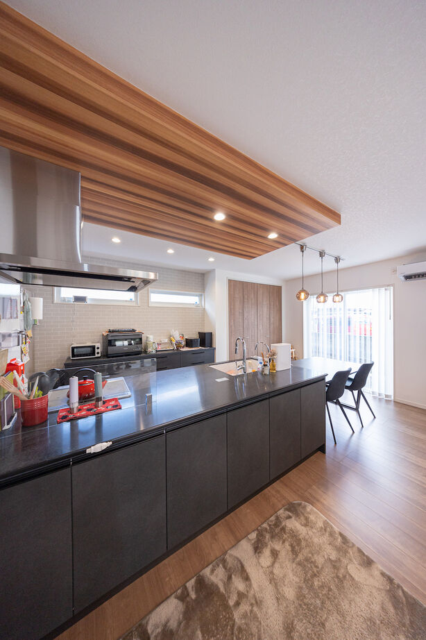 紀の国住宅 【和歌山/間取り図有】アクセントクロス使いが秀逸。黒いキッチンが映える開放的な住まいの建築実例画像3